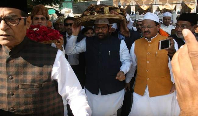 after-wrapping-a-sheet-on-ajmer-sharif-dargah-naqvi-said-the-country-is-in-safe-hands