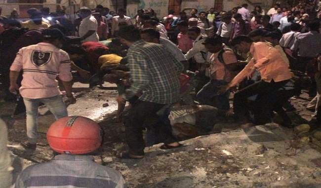 a-big-accident-in-mumbai-footover-bridge-collapses-23-people-injured