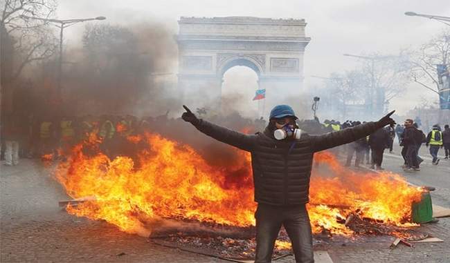 ‘येलो वेस्ट’ प्रदर्शनकारियों ने पेरिस के बुटीक और रेस्तरां में तोड़फोड़ की