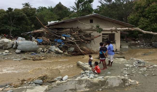 इंडोनेशिया में बाढ़ से मृतकों की संख्या हुई 77, मलबे में फंसे बच्चे को पिता से मिलाया