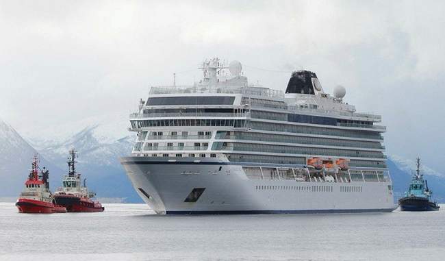 cruise-ship-in-sea-waves-near-norway-right-on-the-shore
