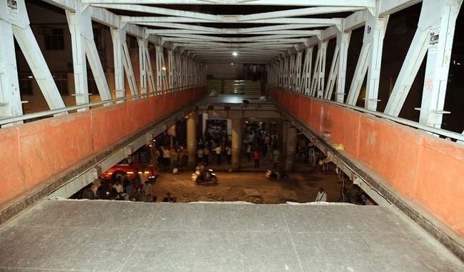 6-dead-32-injured-as-foot-overbridge-collapses-near-cst-railway-station-mumbai