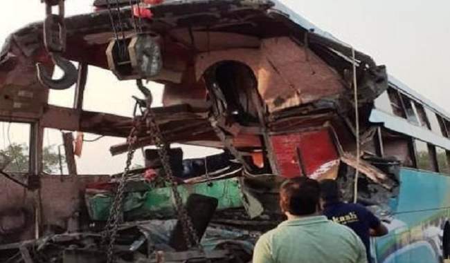 यमुना एक्सप्रेसवे पर भीषण हादसा, बस और ट्रक की टक्कर में 8 लोगों की मौत