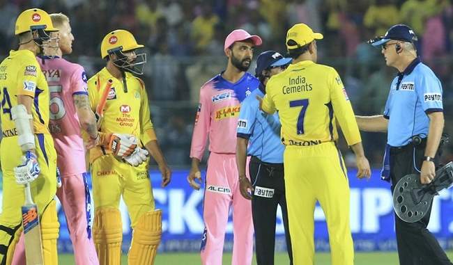 captain-dhoni-who-is-facing-the-umpire-on-the-complaint-of-no-ball-will-be-fined-50