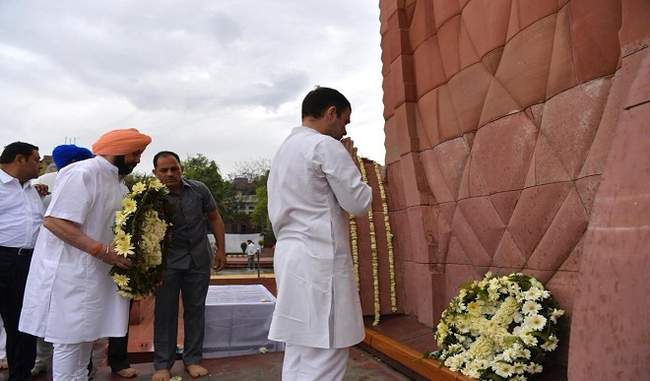 rahul-gandhi-pays-tribute-at-jallianwala-bagh-memorial