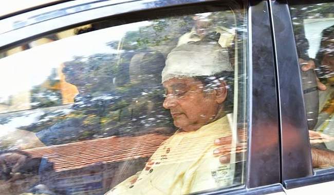 tharoor-injured-during-the-ceremony-of-tula-bharam--6-stitches-on-his-head