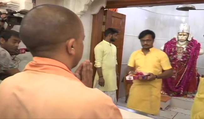 yogi-adityanath-arrived-at-the-asylum-of-bajrang-bali-after-the-ban-on-election-campaign
