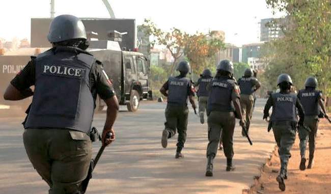 nigerian-policeman-ransacked-his-car-killed-10-people-injured-30-children