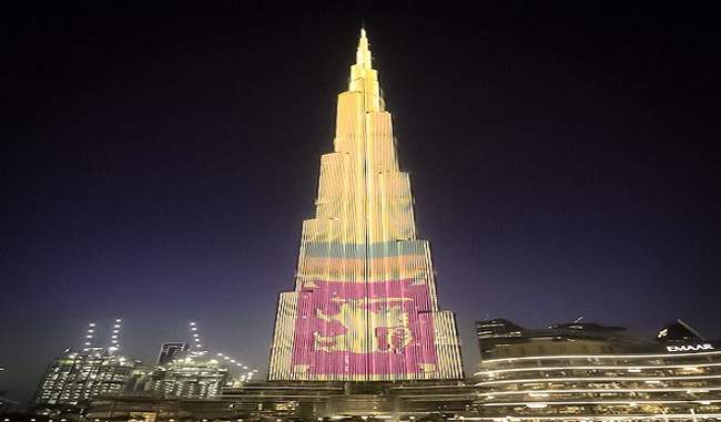 the-worlds-tallest-skyscraper-lit-with-an-image-of-sri-lankas-national-flag-in-solidarity