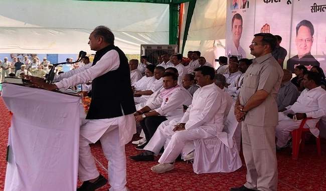 modi-is-trying-to-get-political-advantage-by-playing-caste-card-says-ashok-gehlot