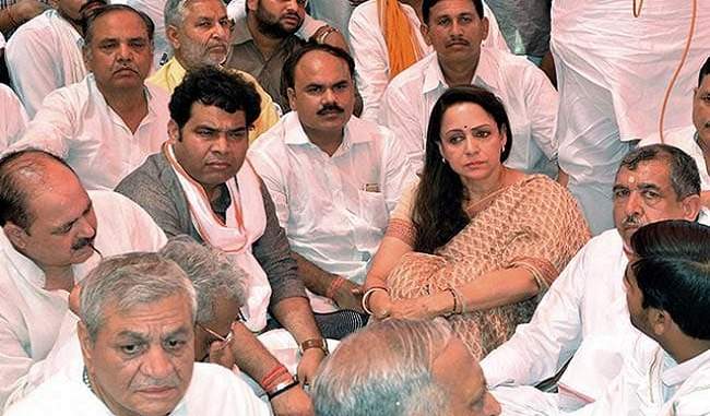 hema-malini-s-opinion-is-different-from-maneka-on-muslim-voters