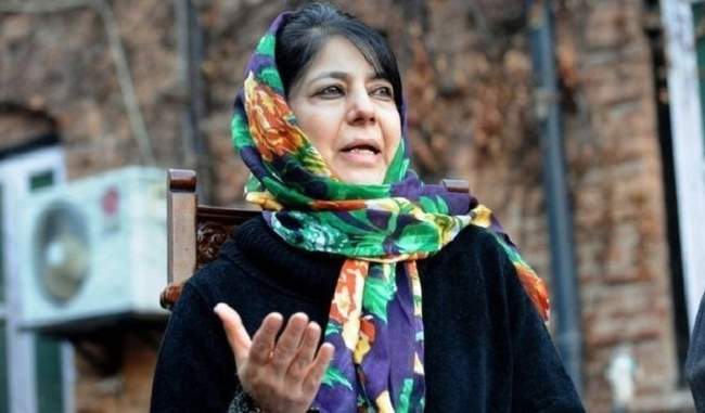 stone-pelters-throw-stones-at-mehbooba-s-convoy