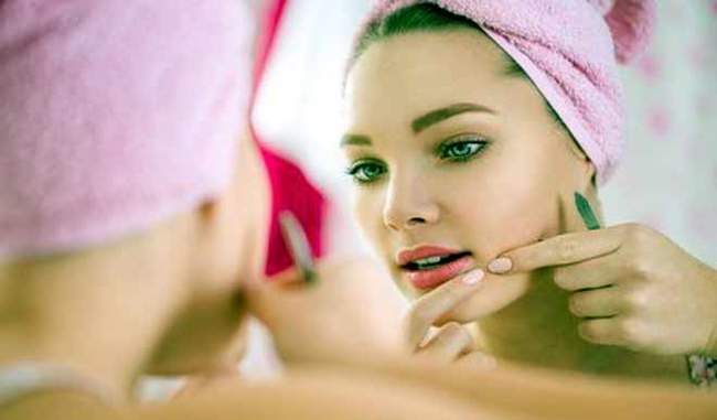 know-about-daily-habits-that-cause-acne-in-hindi