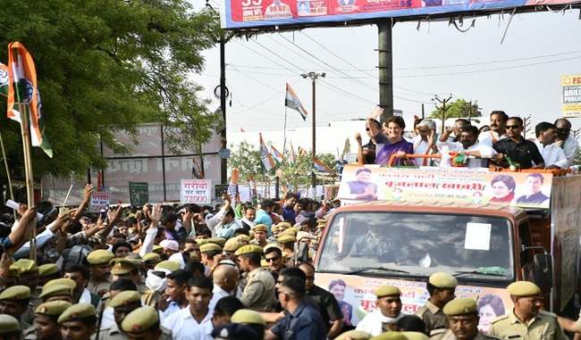 priyanka-gandhi-did-road-show-in-jallou-crowds-on-the-streets
