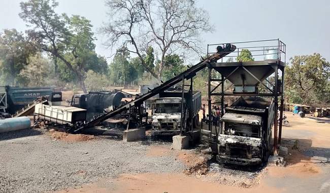 naxalites-set-fire-to-25-vehicles-of-road-construction-company-in-gadchiroli