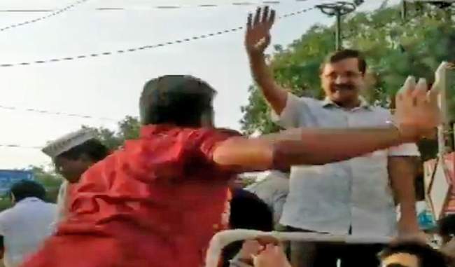 kejriwal-slapped-a-young-man-for-a-year-sentence