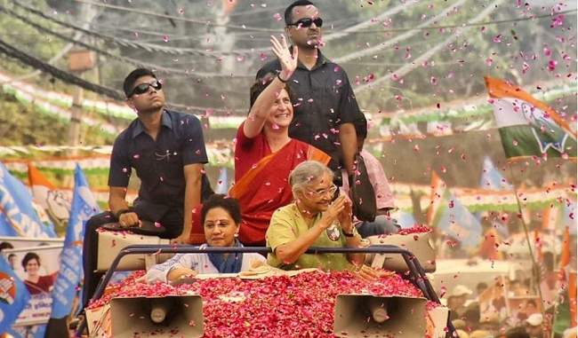 दिल्ली के रोड शो में लोगों को प्रियंका में दिखी दादी इंदिरा की झलक