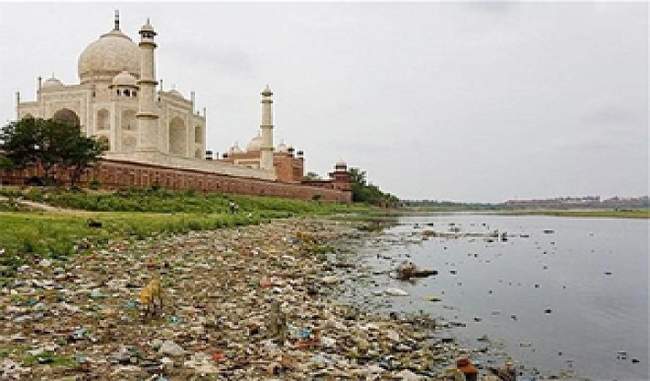 two-meter-high-statue-of-yamuna-made-by-colombian-pilgrims-from-cleaning-waste