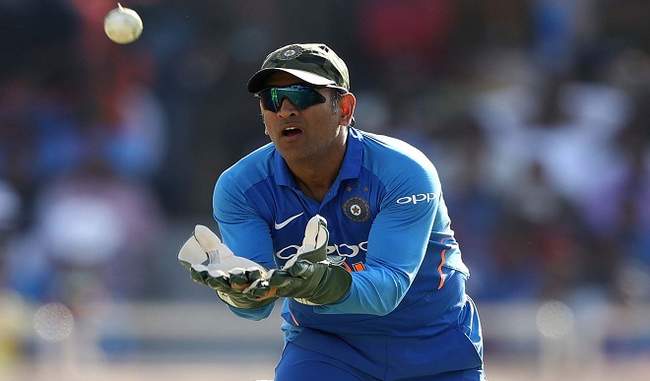 nobody-better-than-dhoni-as-wicket-keeper-ravi-shastri