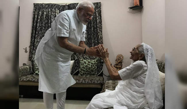 pm-modi-meets-his-mother-seeks-blessings