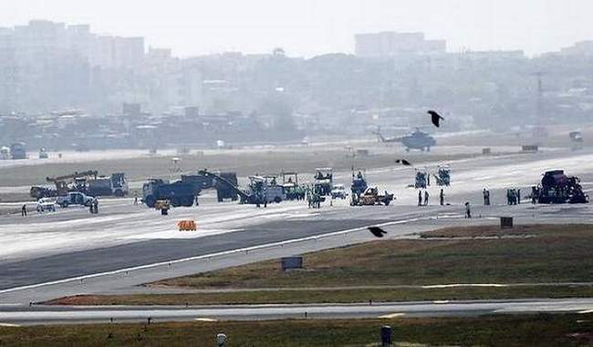 indian-air-force-aircraft-overshoots-runway-at-mumbai-airport