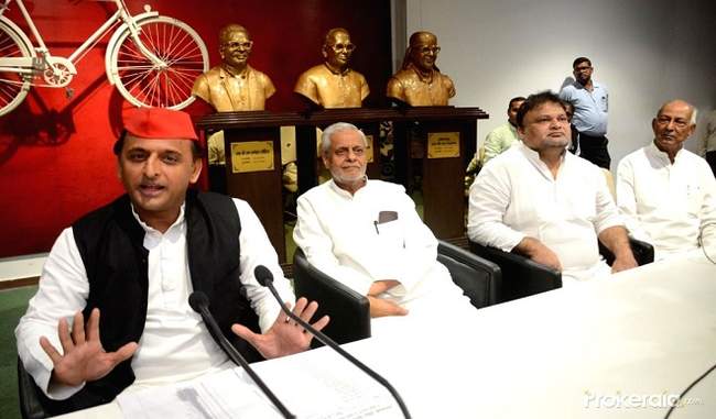 akhilesh-discusses-with-sp-leaders-on-strategy-after-election-results
