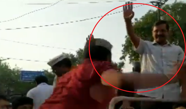 a-man-slaps-arvind-kejriwal-during-his-roadshow