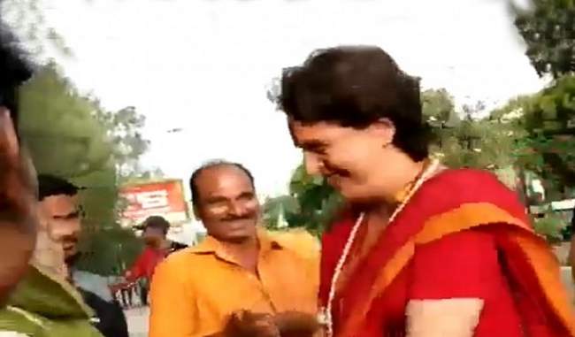 priyanka-gandhi-greets-bjp-supporters-who-chanted-modi-modi-at-her-convoy-in-indore