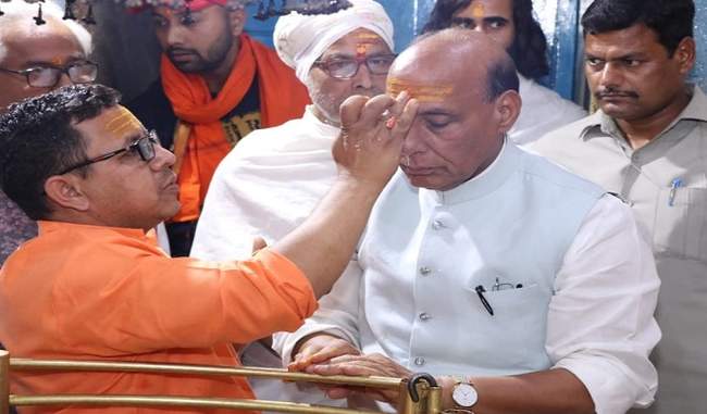 rajnath-being-in-a-comfortable-position-on-the-lucknow-seat