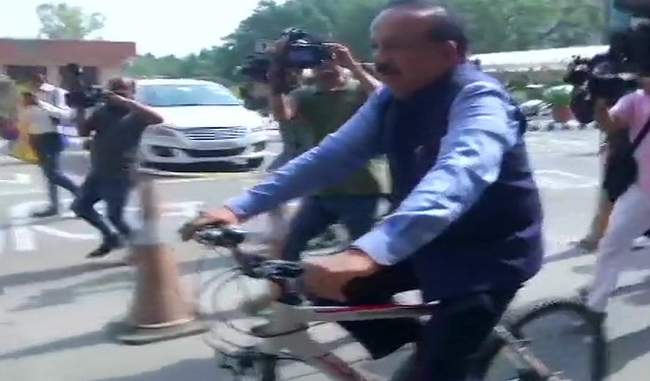 harshavardhana-reached-the-health-ministry-by-riding-a-bicycle