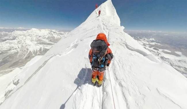 after-many-deaths-on-everest-nepal-is-considering-limiting-the-number-of-climbers