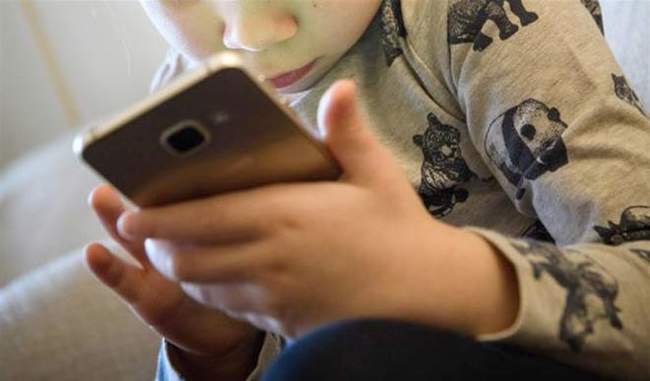 parents-are-making-a-big-mistake-by-giving-a-mobile-phone-in-the-hands-of-children
