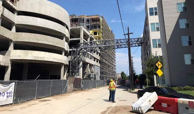 a-woman-dies-due-to-collapse-of-crane-during-storm-in-dallas