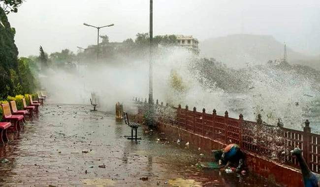 due-to-cyclonic-storm-heavy-rain-warning-in-gujarat