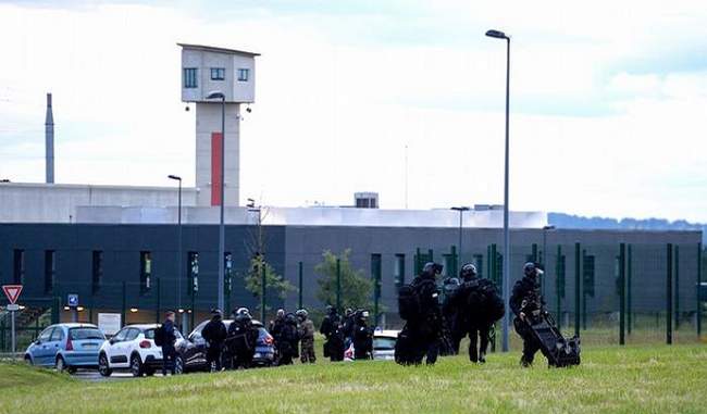 in-france-prison-a-prisoner-made-two-guards-hostage