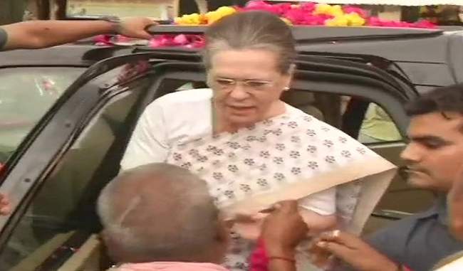 sonia-gandhi-priyanka-also-came-to-rae-bareli-for-the-first-time-after-victory