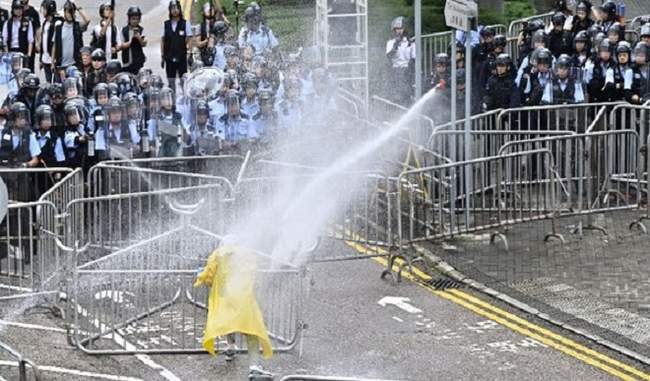 hong-kong-police-use-tear-gas-as-protesters-try-to-storm-legislature