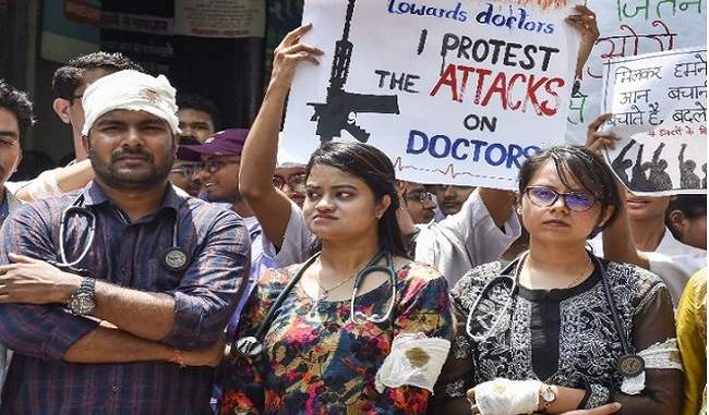 delhi-s-aiims-and-safdarjung-doctors-gave-48-hours-ultimatum-to-mamta
