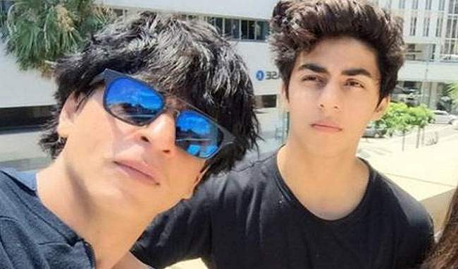 shahrukh-khan-will-give-voice-to-son-aryan-in-the-lion-king-hindi