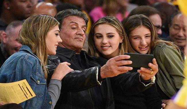 sylvester-stallone-selfie-chargeable