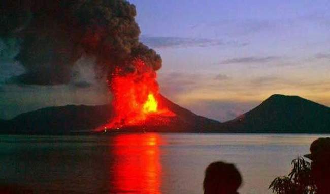 papua-new-guinea-s-volcano-spews-ash-triggering-eruption-alert