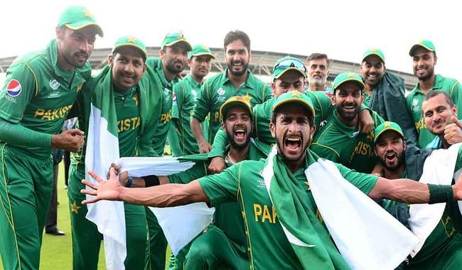 imran-khan-congratulates-pak-tam-for-his-fantastic-return-in-world-cup