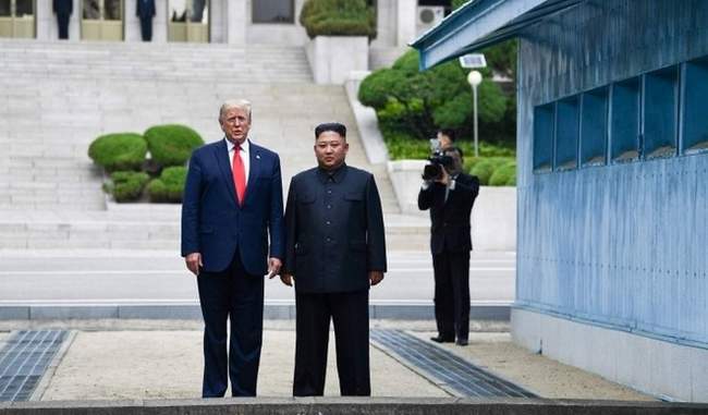 trump-shakes-hands-with-kim-jong-un-and-steps-into-north-korea