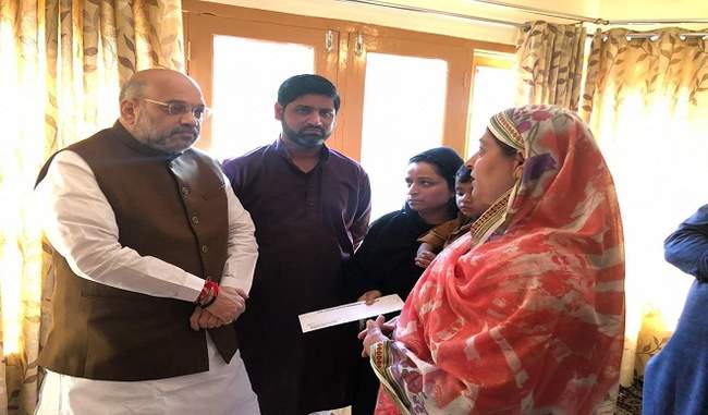 home-minister-amit-shah-arrived-at-his-house-to-meet-the-family-of-shaheed-jawan-arshad-khan