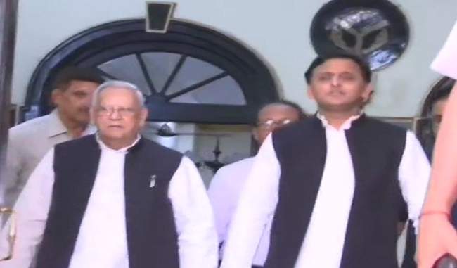 akhilesh-yadav-meets-governor-ram-naik-submits-memorandum-over-law-and-order-situation-in-up