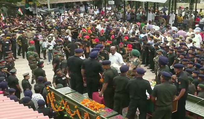 thousands-join-final-journey-of-martyred-army-major-in-meerut