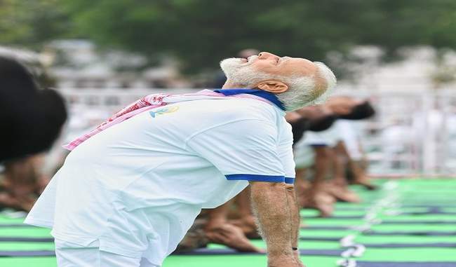on-yoga-day-pm-modi-made-24-yoga-sessions-in-40-minutes-with-40-thousand-people
