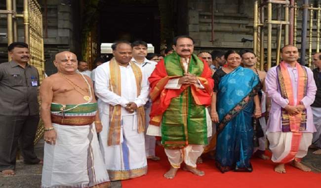 vice-president-venkaiah-naidu-worshiped-lord-venkateswara-temple
