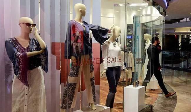 shiv-sena-women-workers-remove-illegal-mannequins-from-mumbai