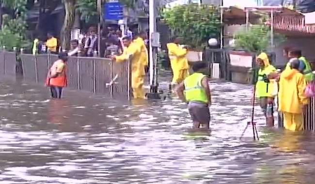 mumbai-in-spite-of-torrential-rains-opposition-target-government